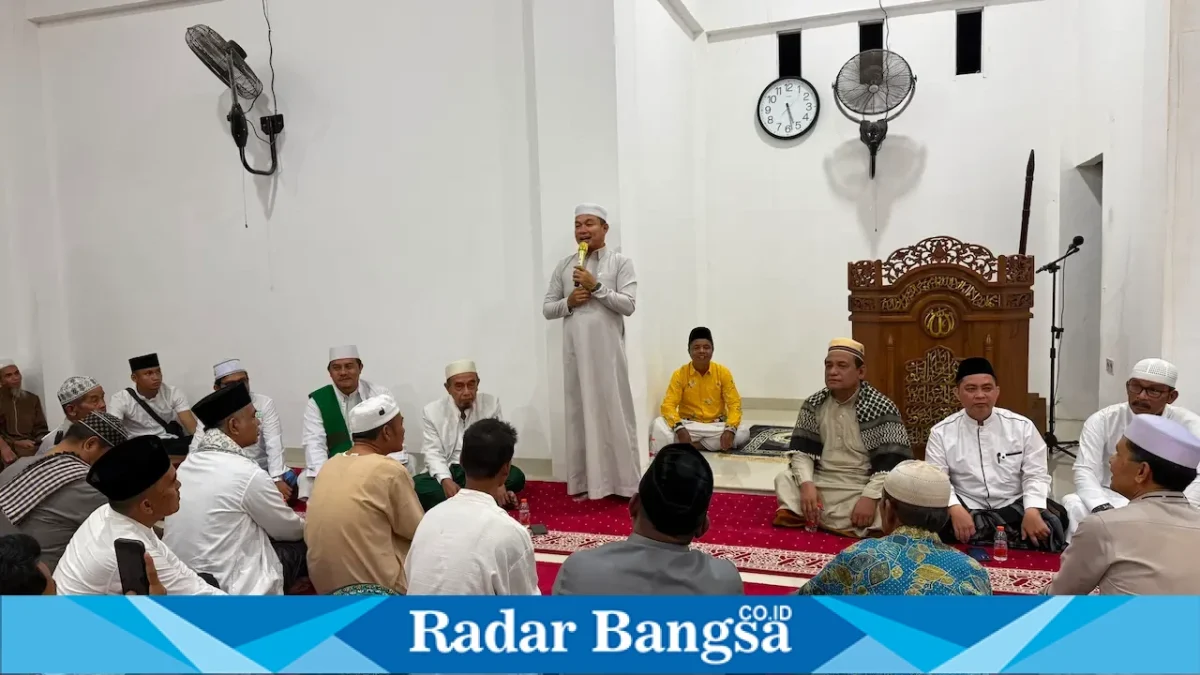 Wabup Pelalawan H. Husni Tamrin bersama jamaah saat mengikuti Gerakan Subuh Berjamaah di Masjid Fajar Akbar, Rabu (9/9/2026). (Foto Dok Ho/RadarBangsa.co.id)