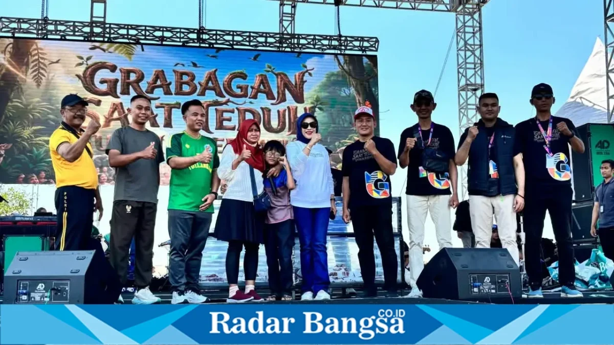 Al Fatah bersama sang ibu saat menerima hadiah umrah dalam Gebyar HUT ke-81 RI di Desa Grabagan, Sidoarjo, Minggu (13/9/2026). (Dok. Ho/RadarBangsa.co.id)