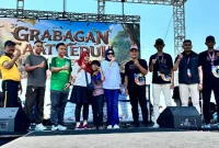 Al Fatah bersama sang ibu saat menerima hadiah umrah dalam Gebyar HUT ke-81 RI di Desa Grabagan, Sidoarjo, Minggu (13/9/2026). (Dok. Ho/RadarBangsa.co.id)