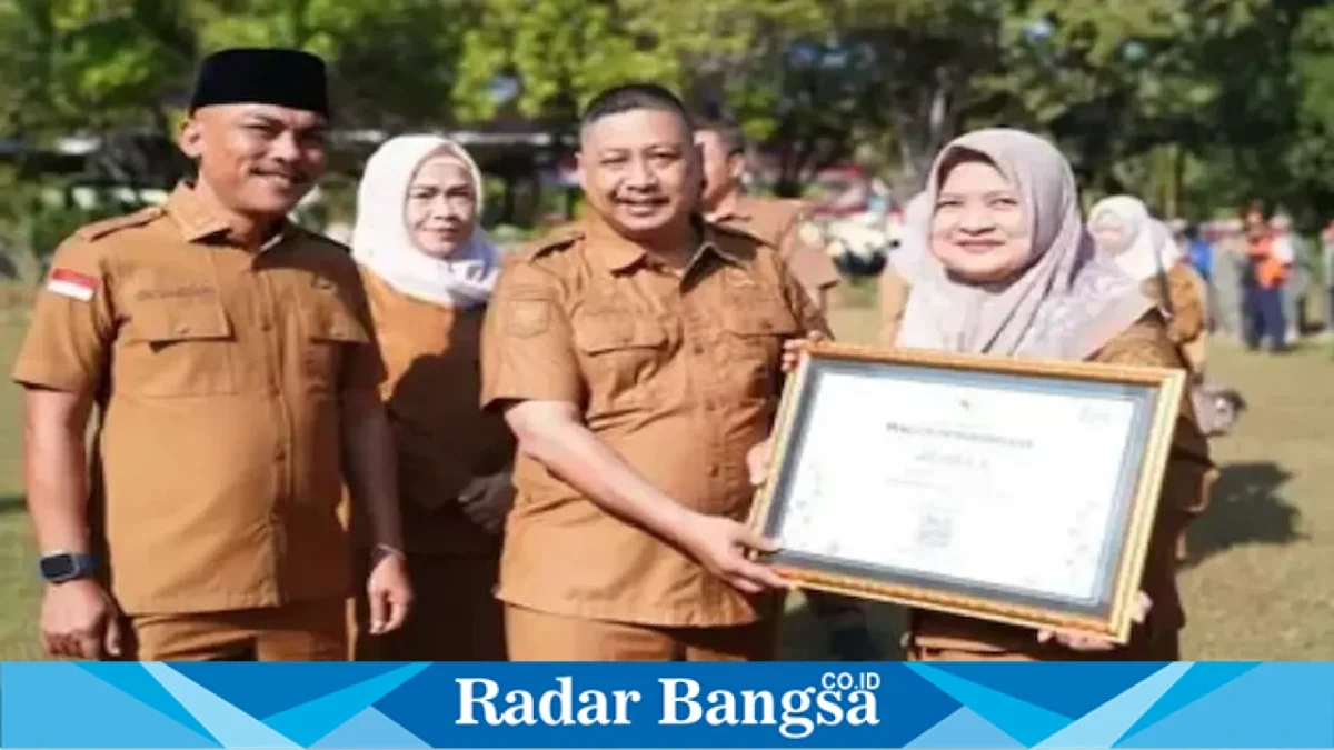 Sekda Ismet Efendi menyerahkan penghargaan, Senin (31/8/2026). (Dok Ho/RadarBangsa.co.id)
