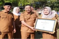 Sekda Ismet Efendi menyerahkan penghargaan, Senin (31/8/2026). (Dok Ho/RadarBangsa.co.id)