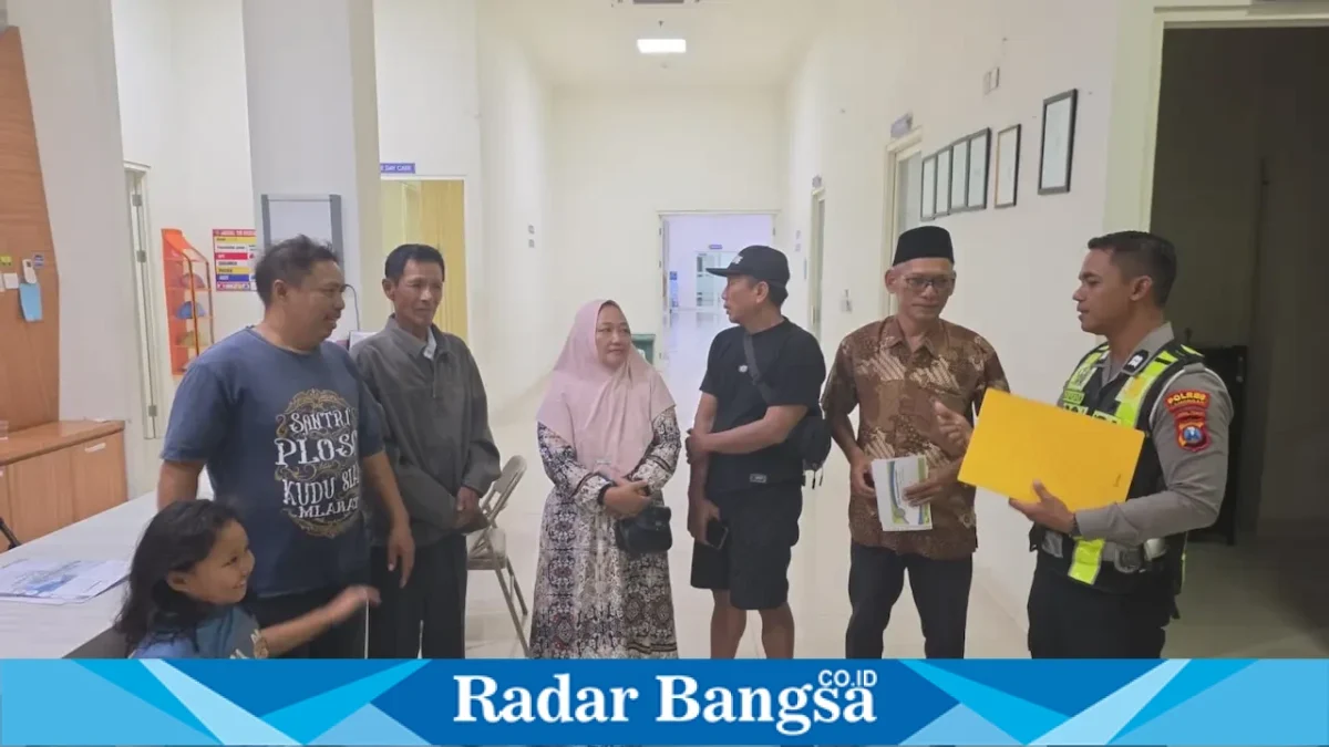 Petugas melakukan penanganan dan identifikasi korban yang ditemukan di Desa Bantengputih, Karanggeneng, Lamongan, Minggu (13/9/2026).