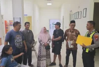Petugas melakukan penanganan dan identifikasi korban yang ditemukan di Desa Bantengputih, Karanggeneng, Lamongan, Minggu (13/9/2026).
