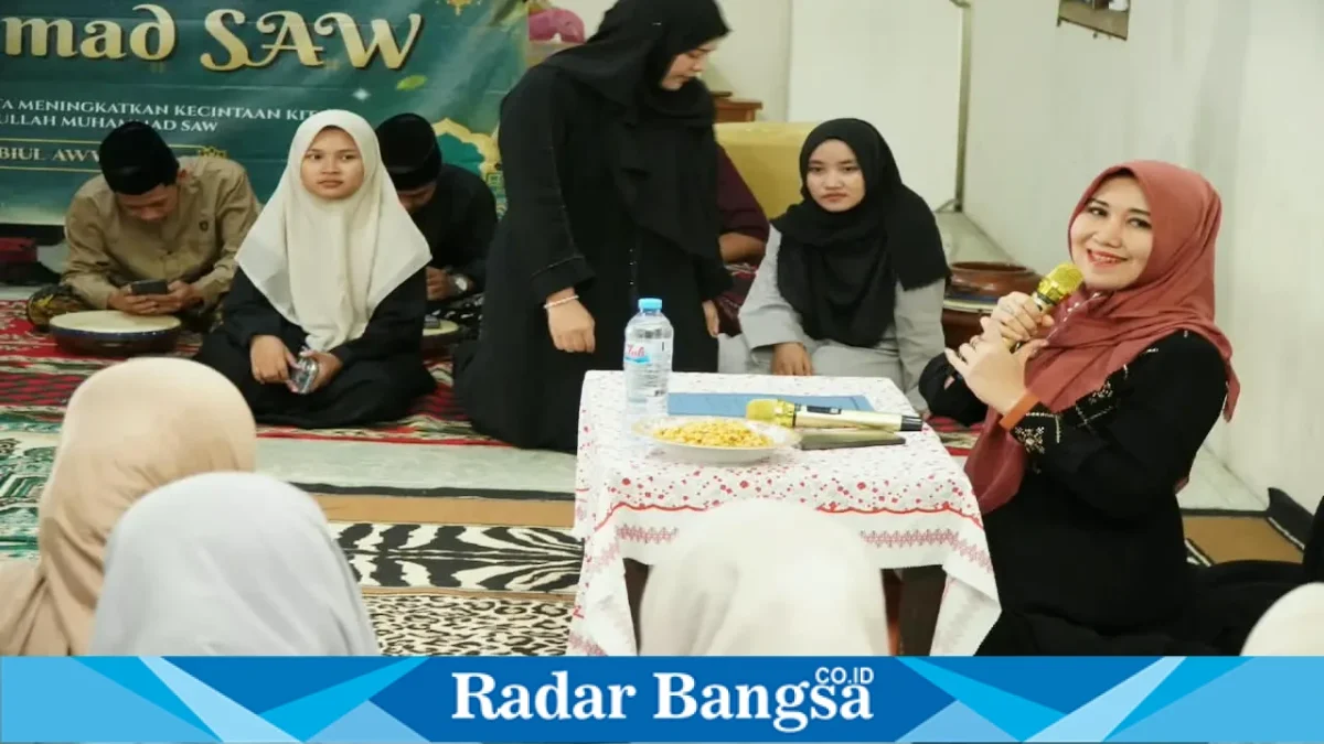 Ning Lia saat menghadiri peringatan Maulid Nabi bersama mahasiswa dan santri Pondok Pesantren Al Masykuriyah, Wonocolo, Surabaya. (Foto Dok Ho/RadarBangsa.co.id)