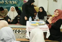 Ning Lia saat menghadiri peringatan Maulid Nabi bersama mahasiswa dan santri Pondok Pesantren Al Masykuriyah, Wonocolo, Surabaya. (Foto Dok Ho/RadarBangsa.co.id)
