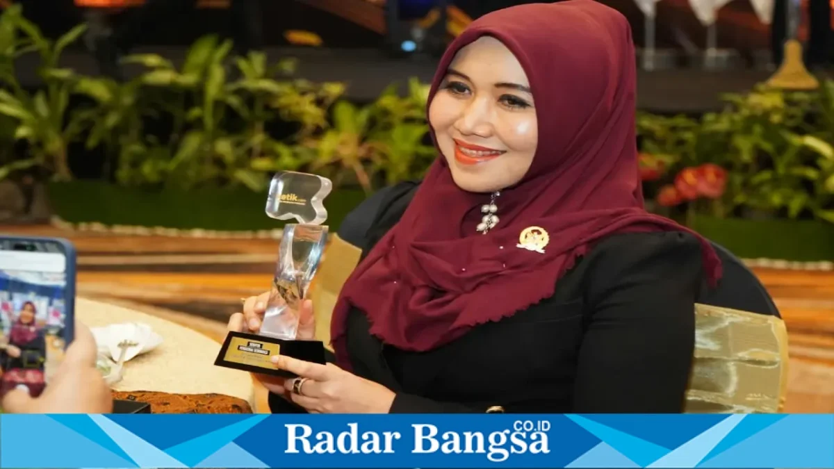 Ning Lia menerima penghargaan Senator Penggerak Demokrasi pada 9.9 Awarding Ketik.com di Surabaya, Rabu (9/9/2026). (Foto Dok Ho/RadarBangsa.co.id)