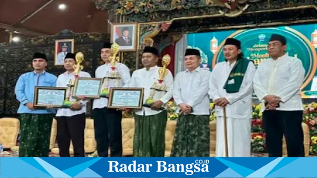 Penyerahan trofi Juara Umum I MTQ Kabupaten Bangkalan kepada Kecamatan Sepulu di Pendopo Agung Bangkalan, Kamis (10/9/2026). (Dok. Ho/RadarBangsa.co.id)