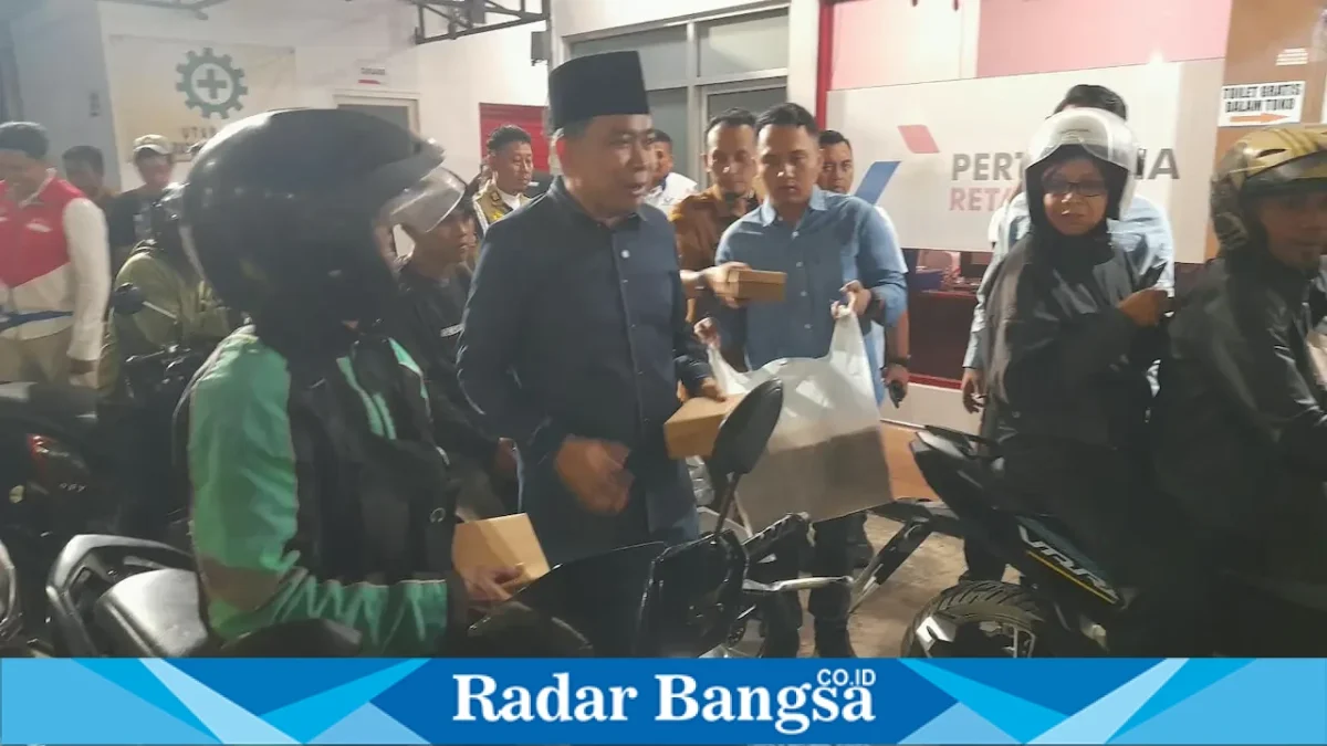 Bupati Jember Gus Fawait saat melakukan sidak dan membagikan informasi kepada masyarakat di sejumlah SPBU Jember, Selasa (8/9/2026) malam. (Foto Dok Ho/RadarBangsa.co.id)