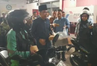 Bupati Jember Gus Fawait saat melakukan sidak dan membagikan informasi kepada masyarakat di sejumlah SPBU Jember, Selasa (8/9/2026) malam. (Foto Dok Ho/RadarBangsa.co.id)