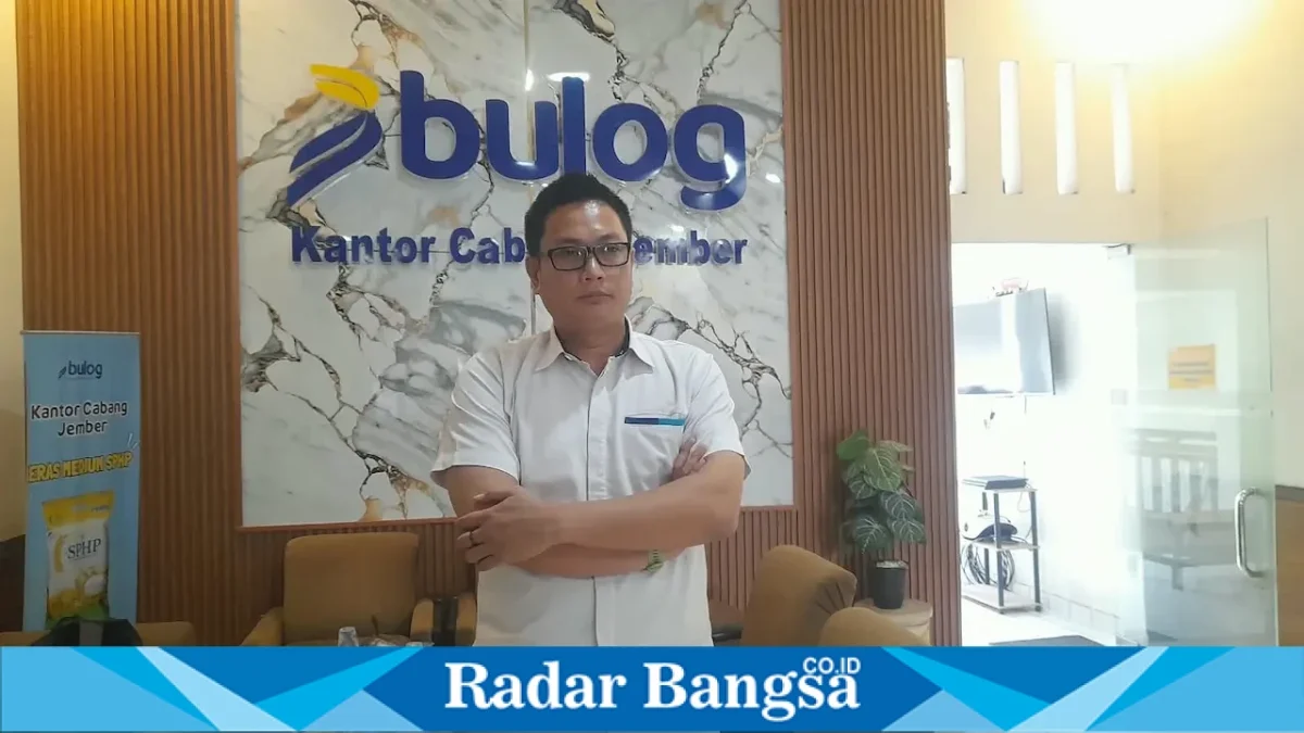 Kepala Bulog Cabang Jember Ade Saputra memastikan stok beras Jember aman, Senin (7/9/2026). (Foto Dok Ho/RadarBangsa.co.id)