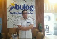Kepala Bulog Cabang Jember Ade Saputra memastikan stok beras Jember aman, Senin (7/9/2026). (Foto Dok Ho/RadarBangsa.co.id)