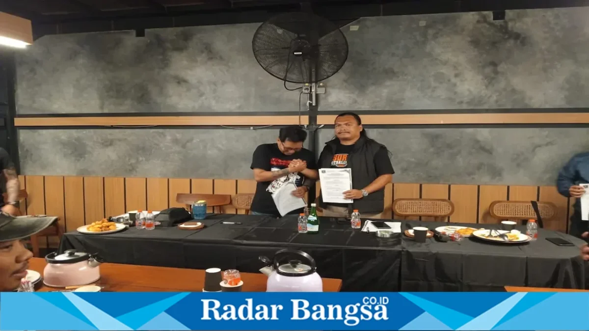 Suporter Persekabpas mengikuti rakor jelang Liga 3 Jawa Timur di Paralayang Sempu, Pasuruan, Minggu (13/9/2026). (Dok. Ho/RadarBangsa.co.id)