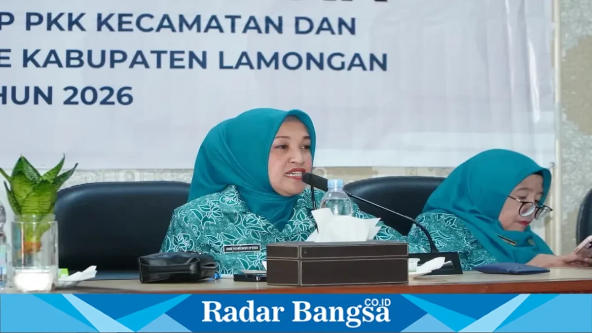 Ketua TP-PKK Lamongan Anis Kartika Yuhronur Efendi saat mengikuti pelatihan E-PKK bagi operator kecamatan dan desa/kelurahan se-Kabupaten Lamongan di Ruang Sasana Nayaka, Senin (14/9). (Dok. Ho/RadarBangsa.co.id)