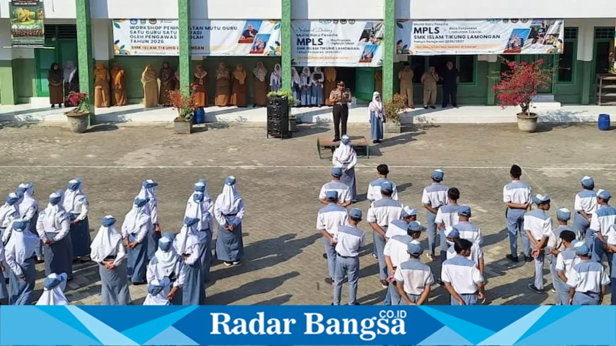 Kapolsek Tikung Iptu Fahrur Rozi saat menjadi Inspektur Upacara Police Goes to School di SMK Islam Tikung, Senin (14/9/2026). (Dok. Ho/RadarBangsa.co.id)