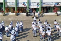 Kapolsek Tikung Iptu Fahrur Rozi saat menjadi Inspektur Upacara Police Goes to School di SMK Islam Tikung, Senin (14/9/2026). (Dok. Ho/RadarBangsa.co.id)