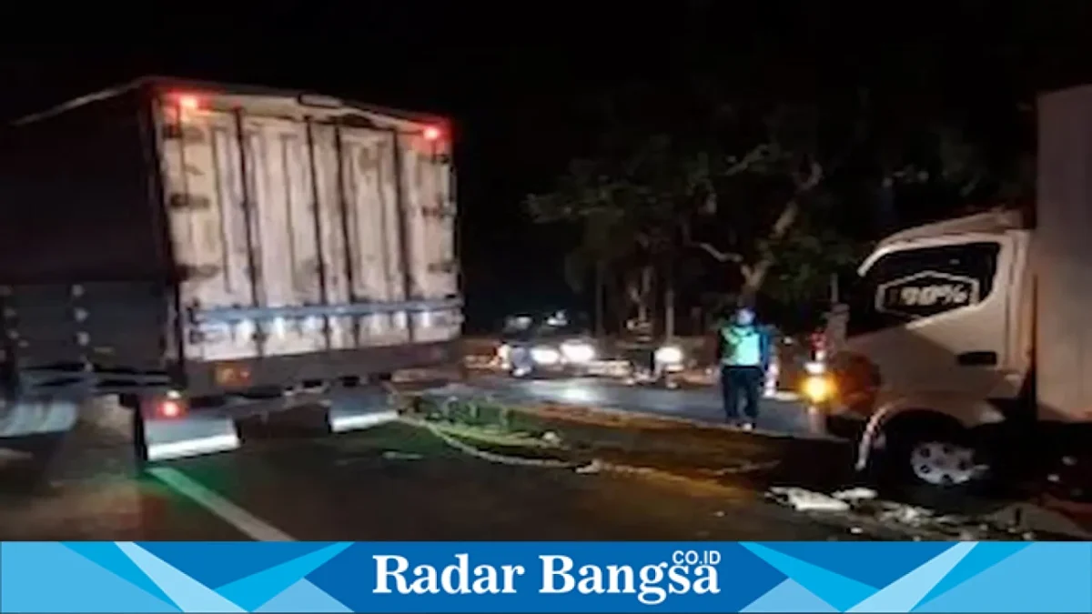 Polisi membantu proses evakuasi truk Colt Box yang naik ke median JLU Barat, Lamongan, Rabu (9/9/2026). (Foto Dok Ho/RadarBangsa.co.id)