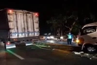 Polisi membantu proses evakuasi truk Colt Box yang naik ke median JLU Barat, Lamongan, Rabu (9/9/2026). (Foto Dok Ho/RadarBangsa.co.id)