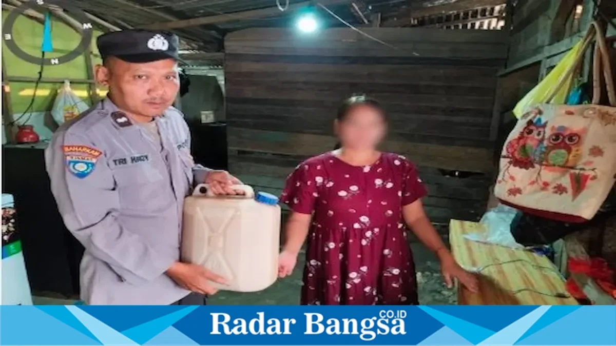 Petugas Polsek Laren mengamankan 15 liter tuak saat razia miras di Desa Gampangsejati, Selasa (8/9/2026). (Foto Dok Ho/RadarBangsa.co.id)