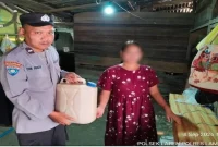 Petugas Polsek Laren mengamankan 15 liter tuak saat razia miras di Desa Gampangsejati, Selasa (8/9/2026). (Foto Dok Ho/RadarBangsa.co.id)