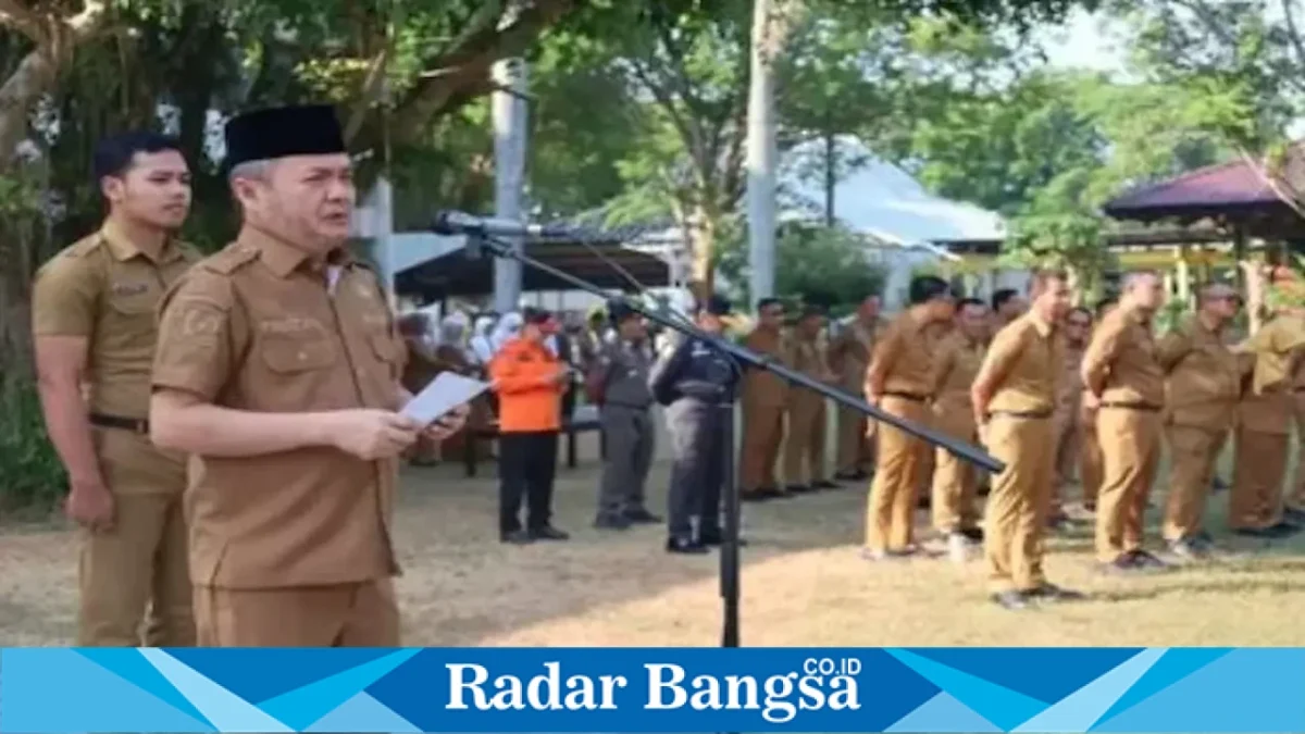 Wabup Bangkalan Moch. Fauzan Ja’far memimpin apel pagi di halaman Kantor Pemkab Bangkalan, Kamis (7/8). (Foto Dok Ho/RadarBangsa.co.id)