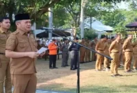 Wabup Bangkalan Moch. Fauzan Ja’far memimpin apel pagi di halaman Kantor Pemkab Bangkalan, Kamis (7/8). (Foto Dok Ho/RadarBangsa.co.id)