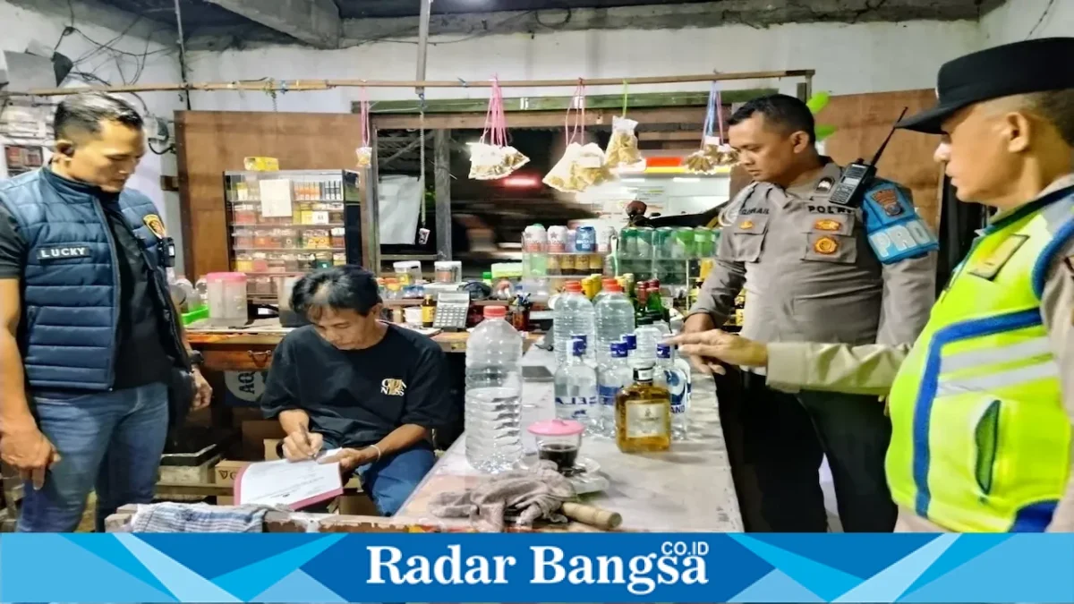 Barang bukti minuman beralkohol hasil penertiban Polsek Deket, Lamongan, Rabu (10/9/2026). (Foto Dok Ho/RadarBangsa.co.id)