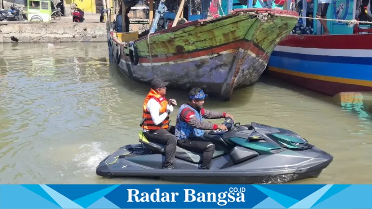 Wali Kota Pasuruan Adi Wibowo menyusuri Sungai Sodo menggunakan jet ski dalam penelusuran potensi wisata bahari Kota Pasuruan, Jumat (25/9/2026). (Dok. Ho/RadarBangsa.co.id)