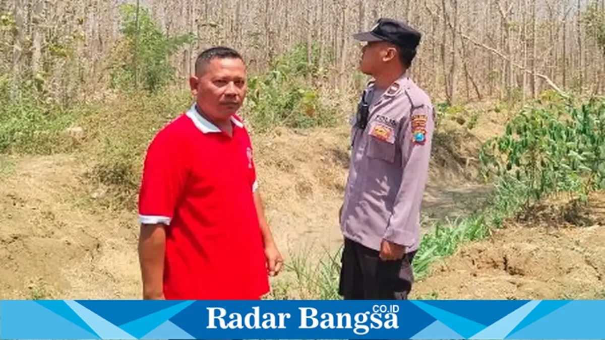 Aipda Tri bersama Bripda Ilham saat patroli kawasan hutan Desa Gampangsejati, Kecamatan Laren, Kabupaten Lamongan, Sabtu (26/9/2026). (Dok. Ho/RadarBangsa.co.id)