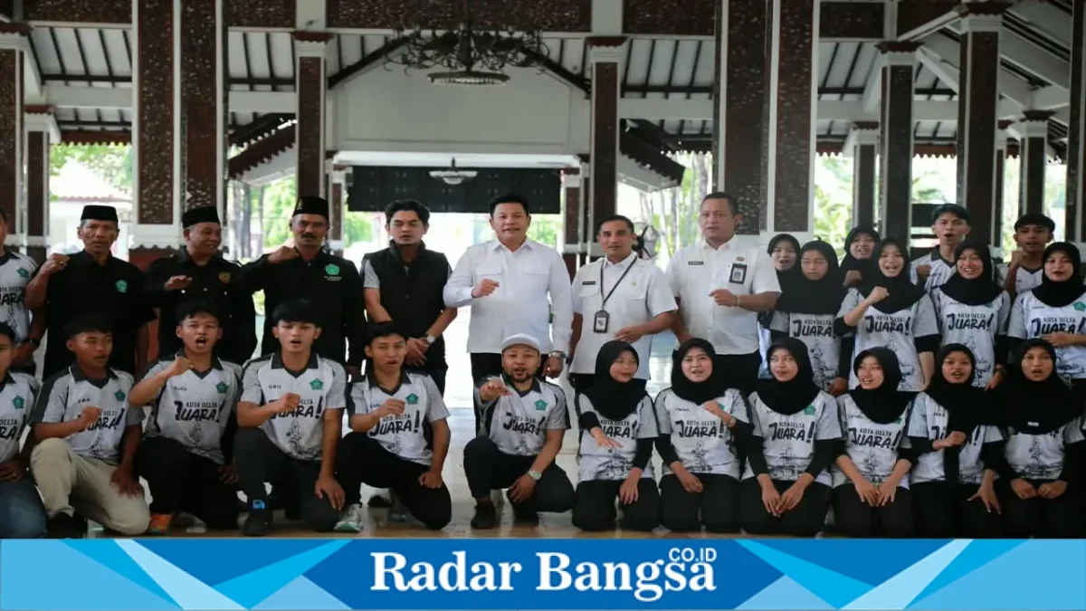 Bupati Sidoarjo Subandi melepas kontingen Pagar Nusa Sidoarjo yang terdiri atas 57 atlet dan 13 ofisial serta pelatih untuk mengikuti Kejurwil ke-10 Pagar Nusa Jawa Timur di Banyuwangi, Rabu (23/9/2026). (Dok. Ho/RadarBangsa.co.id)