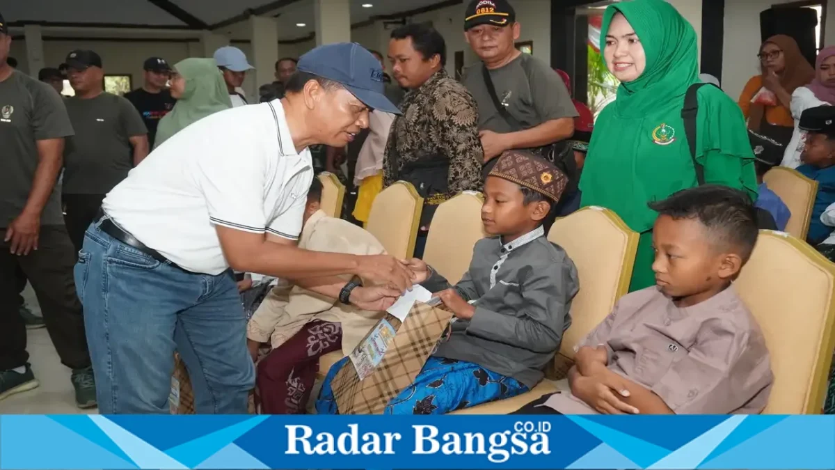 Sekda Lamongan Nalikan membuka kegiatan bakti sosial kesehatan dalam rangka HUT ke-81 TNI di kawasan Alun-Alun dan Pendopo Kabupaten Lamongan, Minggu (20/9/2026). (Dok. Ho/RadarBangsa.co.id)