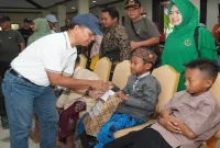 Sekda Lamongan Nalikan membuka kegiatan bakti sosial kesehatan dalam rangka HUT ke-81 TNI di kawasan Alun-Alun dan Pendopo Kabupaten Lamongan, Minggu (20/9/2026). (Dok. Ho/RadarBangsa.co.id)