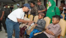 Sekda Lamongan Nalikan membuka kegiatan bakti sosial kesehatan dalam rangka HUT ke-81 TNI di kawasan Alun-Alun dan Pendopo Kabupaten Lamongan, Minggu (20/9/2026). (Dok. Ho/RadarBangsa.co.id)
