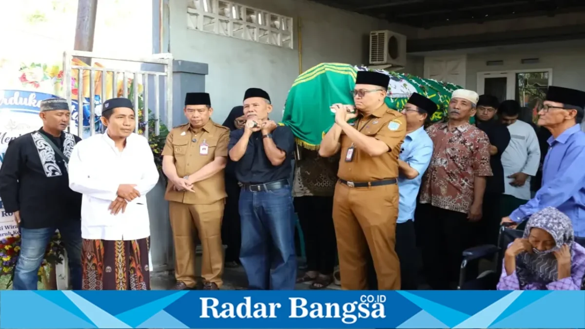 Wali Kota Aminuddin saat melayat ke rumah duka dr. Bambang Agus Suwignyo di Perumahan Gabriella, Selasa (22/9/2026). (Dok. Ho/RadarBangsa.co.id)