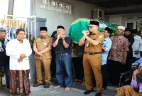 Wali Kota Aminuddin saat melayat ke rumah duka dr. Bambang Agus Suwignyo di Perumahan Gabriella, Selasa (22/9/2026). (Dok. Ho/RadarBangsa.co.id)