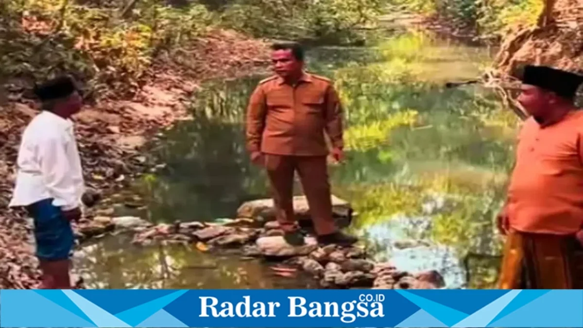 Bupati Bangkalan Lukman Hakim saat meninjau sumber mata air di Desa Mandhung, Kecamatan Kokop, Senin (21/9/2026). (Dok. Ho/RadarBangsa.co.id)