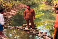 Bupati Bangkalan Lukman Hakim saat meninjau sumber mata air di Desa Mandhung, Kecamatan Kokop, Senin (21/9/2026). (Dok. Ho/RadarBangsa.co.id)