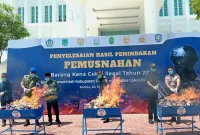 Pemusnahan barang kena cukai ilegal hasil penindakan Pemkab Pasuruan dan Bea Cukai Pasuruan, Kamis (24/9/2026). (Dok. Ho/RadarBangsa.co.id)
