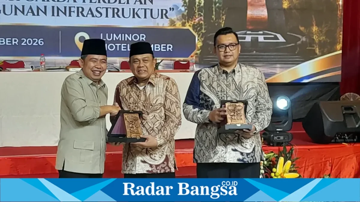 Bupati Jember Gus Fawait menyerahkan cenderamata di Muscab X BPC Gapensi Jember, Rabu (16/9/2026). (Dok. Ho/RadarBangsa.co.id)