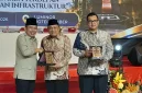 Bupati Jember Gus Fawait menyerahkan cenderamata di Muscab X BPC Gapensi Jember, Rabu (16/9/2026). (Dok. Ho/RadarBangsa.co.id)