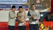 Bupati Jember Gus Fawait menyerahkan cenderamata di Muscab X BPC Gapensi Jember, Rabu (16/9/2026). (Dok. Ho/RadarBangsa.co.id)