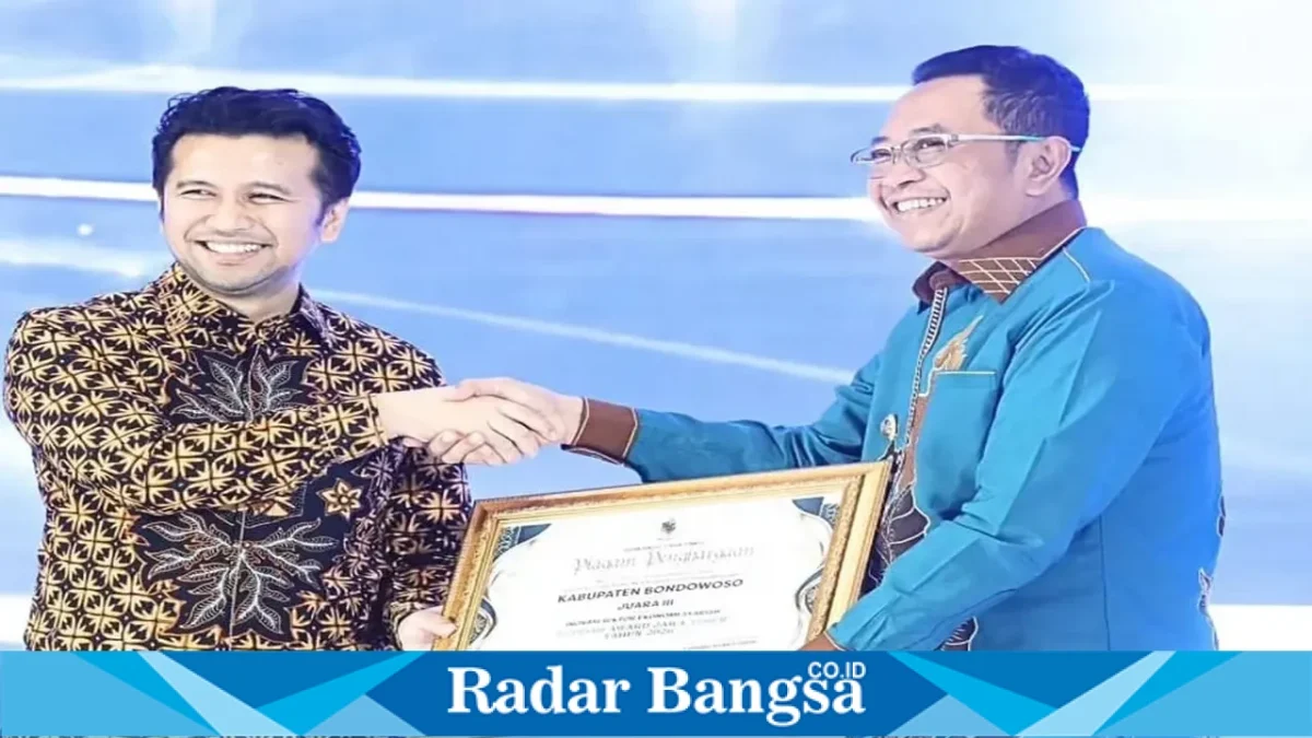 Bupati Bondowoso Abdul Hamid Wahid menerima dua penghargaan Syariah Award Jawa Timur 2026 di Surabaya, Minggu (27/9/2026).