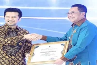 Bupati Bondowoso Abdul Hamid Wahid menerima dua penghargaan Syariah Award Jawa Timur 2026 di Surabaya, Minggu (27/9/2026).