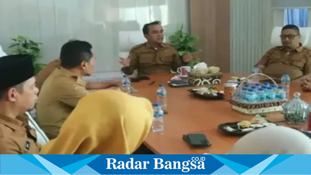 Bupati Lukman Hakim saat memimpin Rakor Penurunan Angka Stunting di Ruang Rapat Bupati Bangkalan, Selasa (22/9/2026). (Dok. Ho/RadarBangsa.co.id)