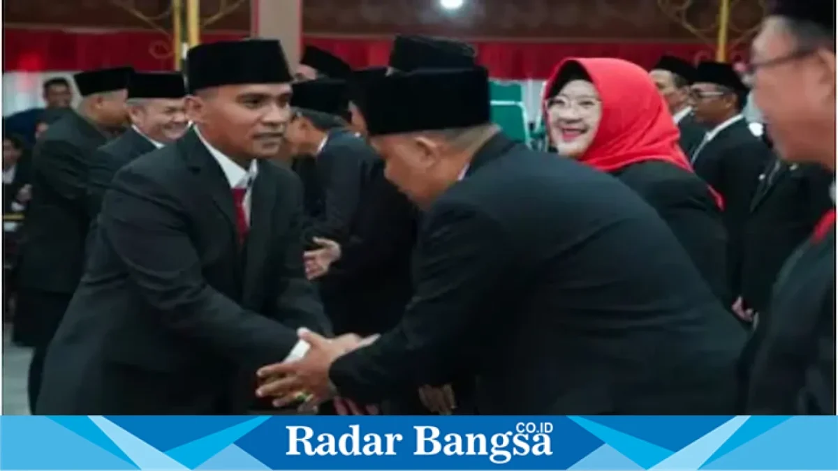 Bupati Lukman Hakim saat mengukuhkan kepala sekolah di Bangkalan, Senin (31/8/2026). (Dok Ho/RadarBangsa.co.id)