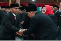 Bupati Lukman Hakim saat mengukuhkan kepala sekolah di Bangkalan, Senin (31/8/2026). (Dok Ho/RadarBangsa.co.id)