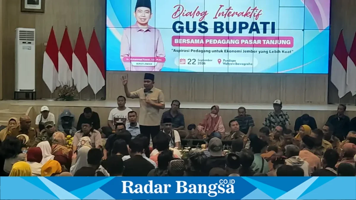 Bupati Jember Gus Fawait berdialog dengan pedagang dan mahasiswa di Pendopo Wahyawibawagraha, Selasa (22/9/2026). (Dok. Ho/RadarBangsa.co.id)