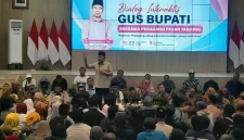 Bupati Jember Gus Fawait berdialog dengan pedagang dan mahasiswa di Pendopo Wahyawibawagraha, Selasa (22/9/2026). (Dok. Ho/RadarBangsa.co.id)