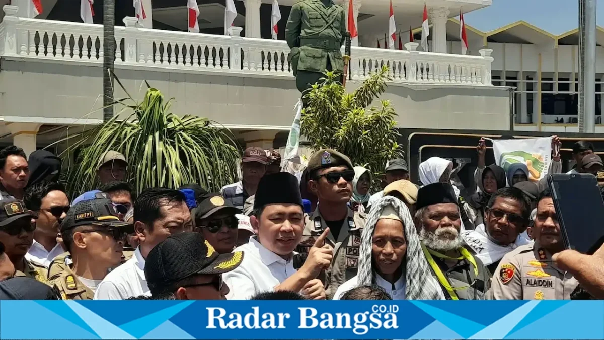 Bupati Jember Muhammad Fawait menandatangani berkas tuntutan petani Sekti saat aksi di depan Kantor Pemkab Jember, Senin (21/9/2026). (Dok. Ho/RadarBangsa.co.id)