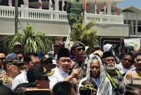 Bupati Jember Muhammad Fawait menandatangani berkas tuntutan petani Sekti saat aksi di depan Kantor Pemkab Jember, Senin (21/9/2026). (Dok. Ho/RadarBangsa.co.id)