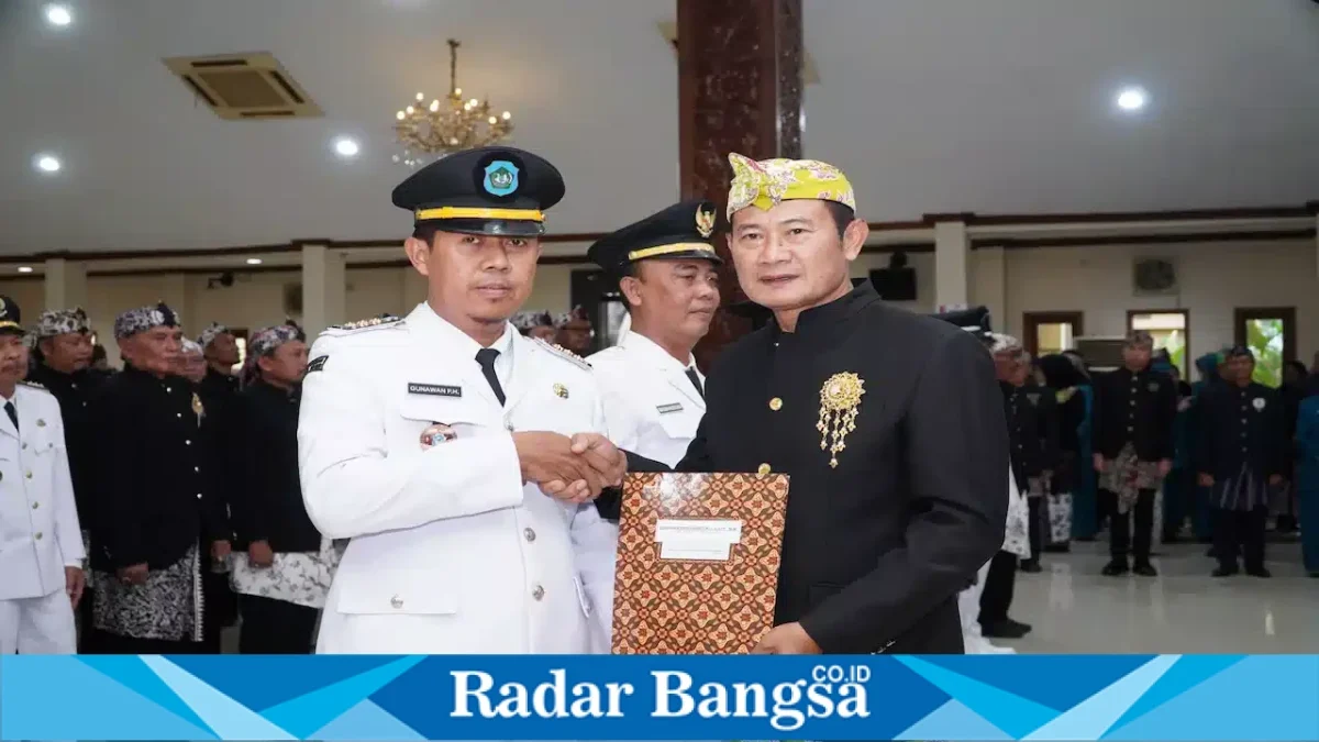 Bupati Lamongan Yuhronur Efendi saat melantik dan mengambil sumpah 60 pejabat administrator dan pengawas, Jumat (18/9/2026). (Dok. Ho/RadarBangsa.co.id)